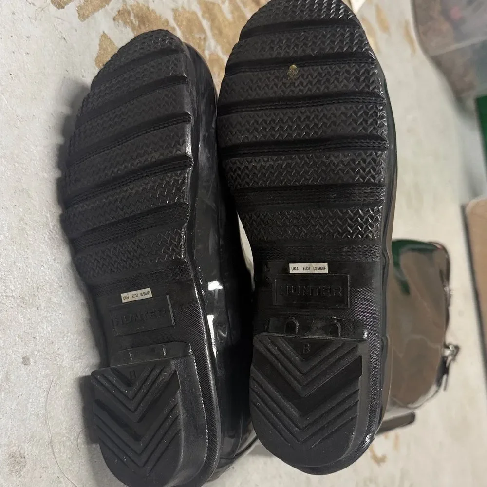 Hunter glossy black